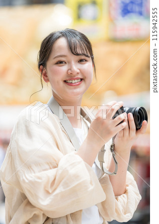 攝影師女孩在市中心觀光時用單眼相機拍照 | 攝影師圖片 攝影師女孩在市中心觀光時用單眼相機拍照 | 攝影師圖片 115942555