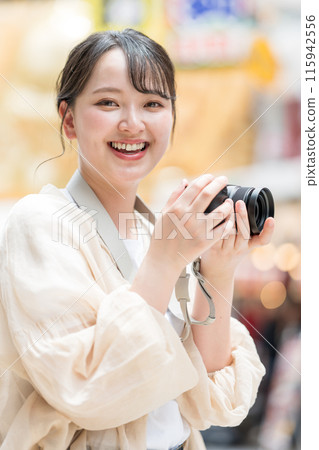 攝影師女孩在市中心觀光時用單眼相機拍照 | 攝影師圖片 攝影師女孩在市中心觀光時用單眼相機拍照 | 攝影師圖片 115942556