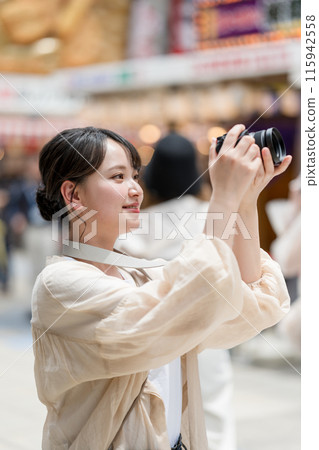 攝影師女孩在市中心觀光時用單眼相機拍照 | 攝影師圖片 攝影師女孩在市中心觀光時用單眼相機拍照 | 攝影師圖片 115942558