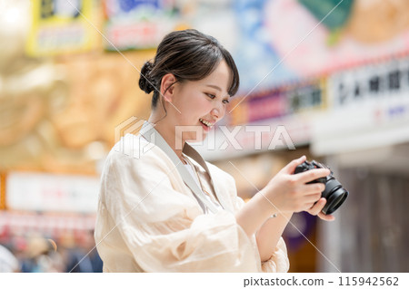 攝影師女孩在市中心觀光時用單眼相機拍照 | 攝影師圖片 115942562