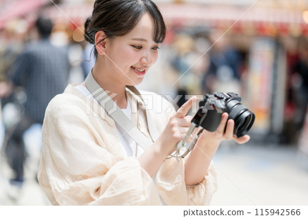 攝影師女孩在市中心觀光時用單眼相機拍照 | 攝影師圖片 115942566