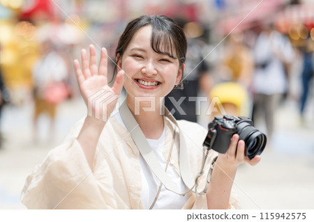 相機女孩在市中心觀光時用她的愛好單反拍照| 攝影師圖像| 相機女孩在市中心觀光時用她的愛好單反拍照| 攝影師圖像| 115942575
