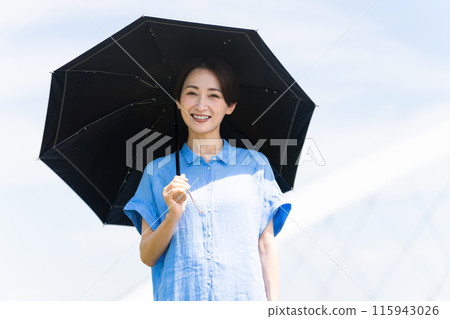 年輕女子打著陽傘散步 — 生活方式形象 115943026