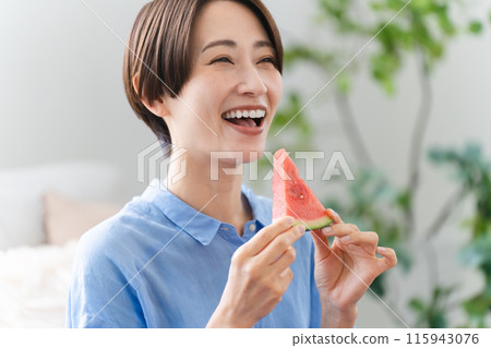 年輕女子吃西瓜的生活方式形象 年輕女子吃西瓜的生活方式形象 115943076