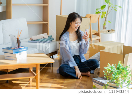 Young woman packing 115943244