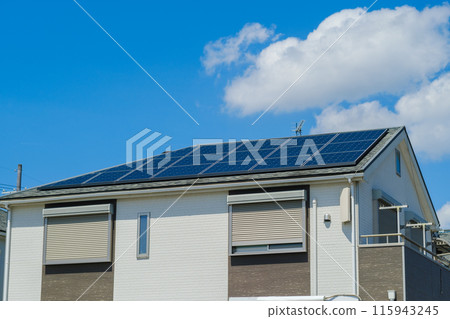 有藍天和太陽能板、生態再生能源的房子 有藍天和太陽能板、生態再生能源的房子 115943245