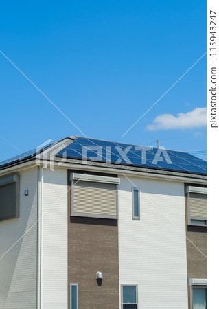 有藍天和太陽能板、生態再生能源的房子 115943247