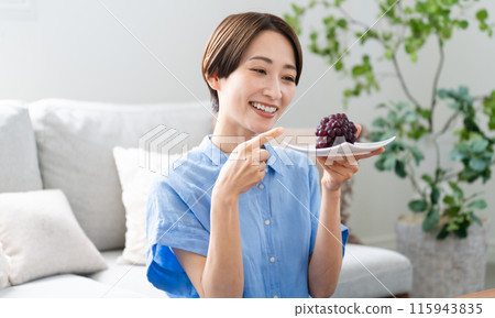 年輕女子吃葡萄的生活方式形象 115943835