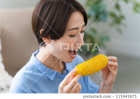 年輕女子吃玉米生活方式形象 年輕女子吃玉米生活方式形象 115943875