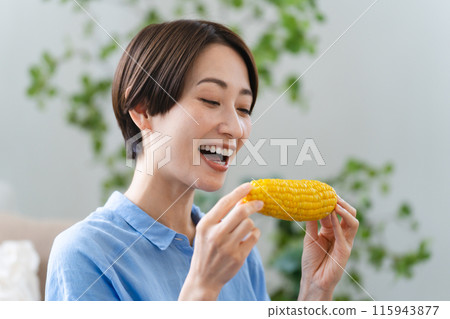 年輕女子吃玉米生活方式形象 115943877