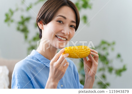 年輕女子吃玉米生活方式形象 115943879