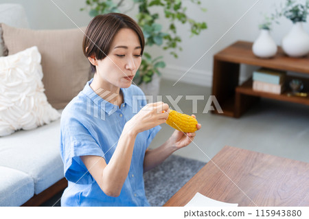 年輕女子吃玉米生活方式形象 年輕女子吃玉米生活方式形象 115943880