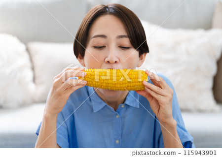 年輕女子吃玉米生活方式形象 年輕女子吃玉米生活方式形象 115943901