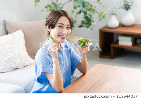 年輕女子吃毛豆生活方式形象 115944017