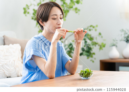 年輕女子吃毛豆生活方式形象 年輕女子吃毛豆生活方式形象 115944028
