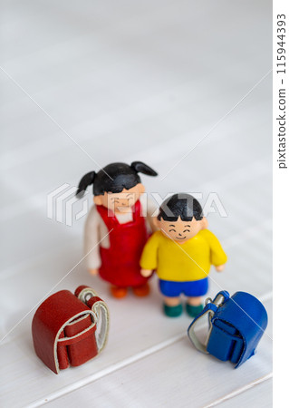 為小學生兄弟姊妹手工製作的紙黏土娃娃 115944393