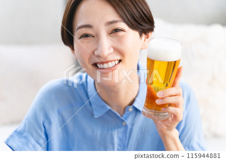 年輕女子喝啤酒的生活方式形象 115944881