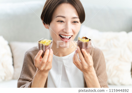年輕女子吃烤地瓜的生活方式形象 年輕女子吃烤地瓜的生活方式形象 115944892