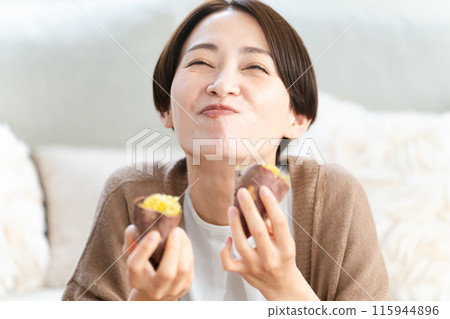 年輕女子吃烤地瓜的生活方式形象 年輕女子吃烤地瓜的生活方式形象 115944896