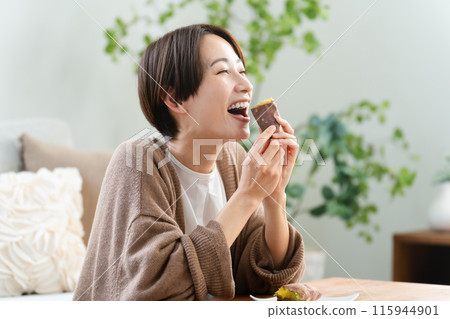 年輕女子吃烤地瓜的生活方式形象 年輕女子吃烤地瓜的生活方式形象 115944901