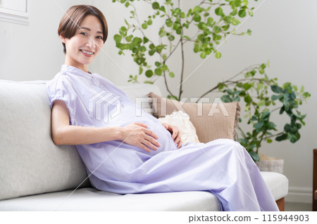 孕婦在沙發上放鬆 — 生活風格形象 孕婦在沙發上放鬆 — 生活風格形象 115944903