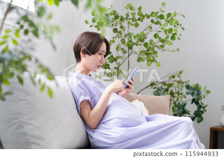 操作智慧型手機的孕婦生活方式形象 115944933