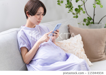 操作智慧型手機的孕婦生活方式形象 115944934