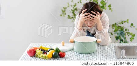 穿著圍裙煮飯的年輕女子 — 生活方式形象 穿著圍裙煮飯的年輕女子 — 生活方式形象 115944960