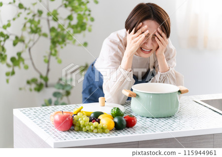 穿著圍裙煮飯的年輕女子 — 生活方式形象 115944961