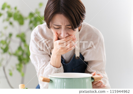 穿著圍裙煮飯的年輕女子 — 生活方式形象 穿著圍裙煮飯的年輕女子 — 生活方式形象 115944962