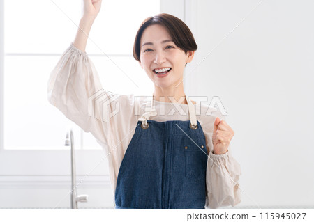 圍裙的年輕女子，生活方式形象 115945027