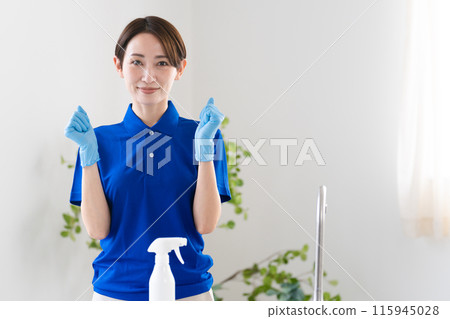 年輕的房屋清潔女生活方式形象 年輕的房屋清潔女生活方式形象 115945028