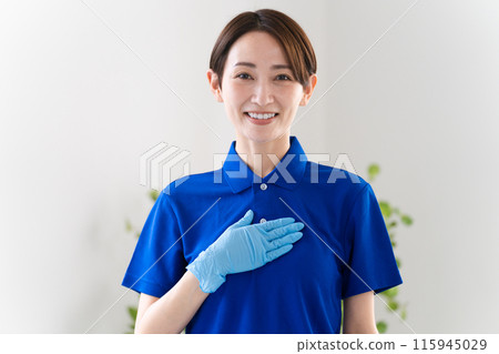 年輕的房屋清潔女生活方式形象 年輕的房屋清潔女生活方式形象 115945029