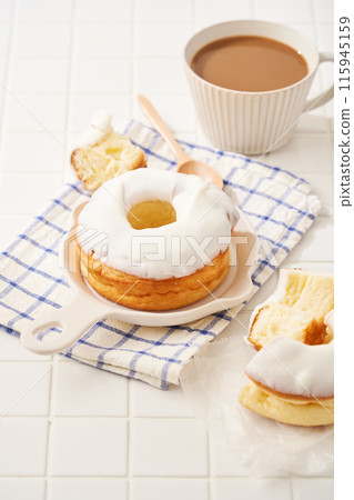 A delicious moment with white icing donuts and cafe au lait 115945159