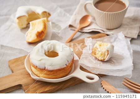白色糖霜甜甜圈和牛奶咖啡的美味時刻 115945171