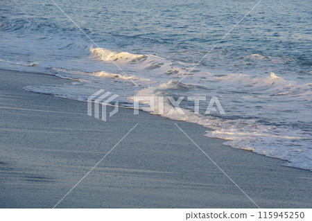 日落時平靜的海岸 115945250