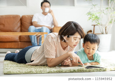 與父母和孩子一起閱讀客廳 與父母和孩子一起閱讀客廳 115945952