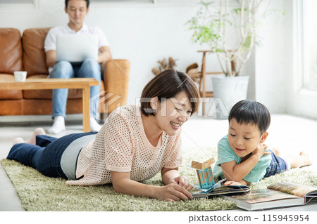 Reading with parents and children Living room 115945954