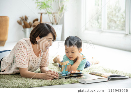 Reading with parents and children Living room 115945956