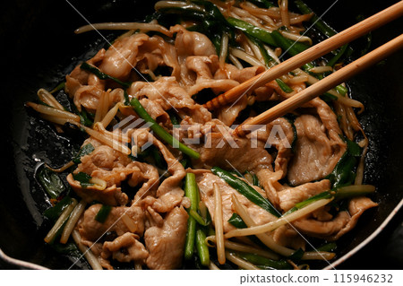 韭菜豆芽正在煮 115946232