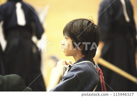 一個男孩在劍道比賽中等待輪到自己 一個男孩在劍道比賽中等待輪到自己 115946327