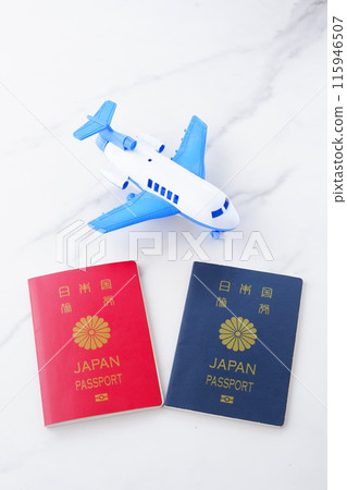 使用日本護照（紅色10年，深藍色5年）和飛機計劃海外旅行的長假的圖像。 115946507
