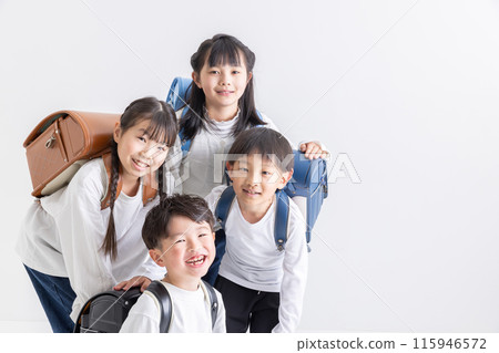 背著書包微笑的小學生 背著書包微笑的小學生 115946572