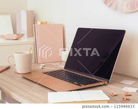 女性淺色電腦桌、工作空間內部 115946815