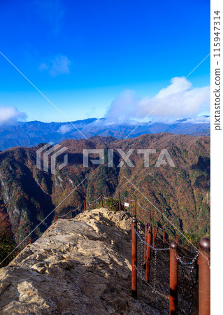 2017年秋天,大田原,遠處的山景和覆蓋山面的秋葉,大澤形② 2017年秋天,大田原,遠處的山景和覆蓋山面的秋葉,大澤形② 115947314
