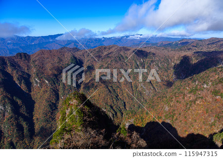 2017年秋天，大田原，遠處的山景和覆蓋山面的秋葉，在大澤形③ 115947315