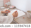 手工記筆記，女性化的工作空間內飾，配有淺色木紋 115947418