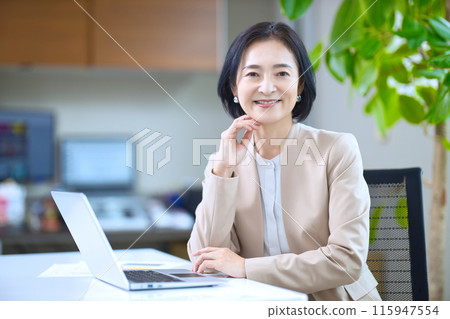 Middle woman working in the office 115947554