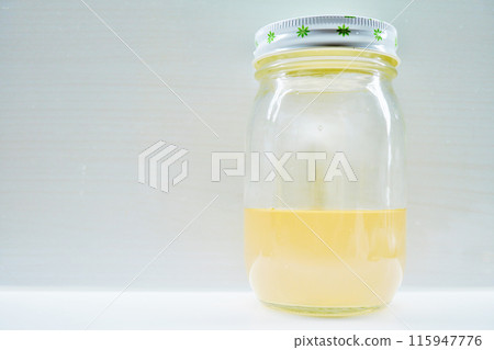 去除琉璃苣花後,自製的天然花酵母溶液呈現混濁的淺橙色。 去除琉璃苣花後,自製的天然花酵母溶液呈現混濁的淺橙色。 115947776