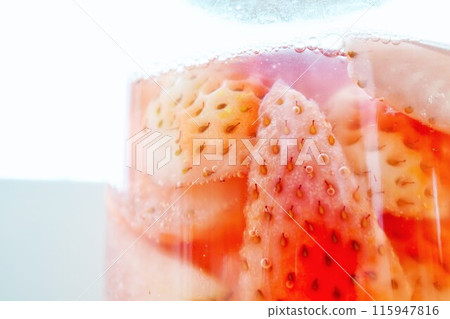 白色背景下草莓手工天然水果酵母產生的二氧化碳氣泡特寫 白色背景下草莓手工天然水果酵母產生的二氧化碳氣泡特寫 115947816